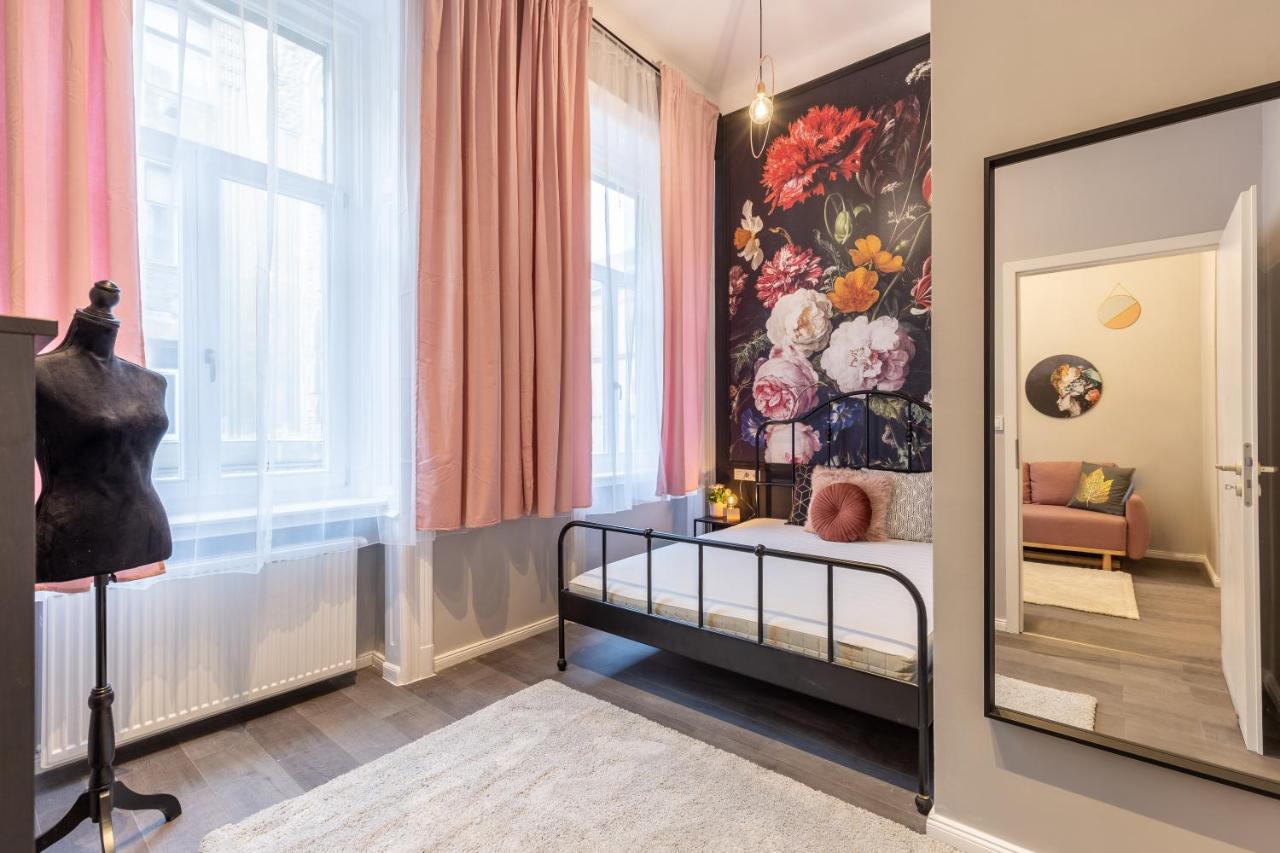 W33 - Prime Location - Comfortable Quality Apartments By Bqa Budapest Exteriör bild
